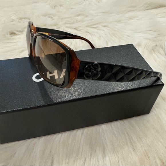Chanel sunglasses with box and case - Picture 4 of 8